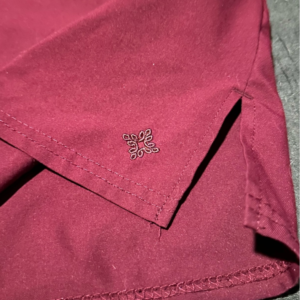 Med Couture Insight Women's 2-Pocket V-Neck Scrub Top in Wine - Picture 6 of 7